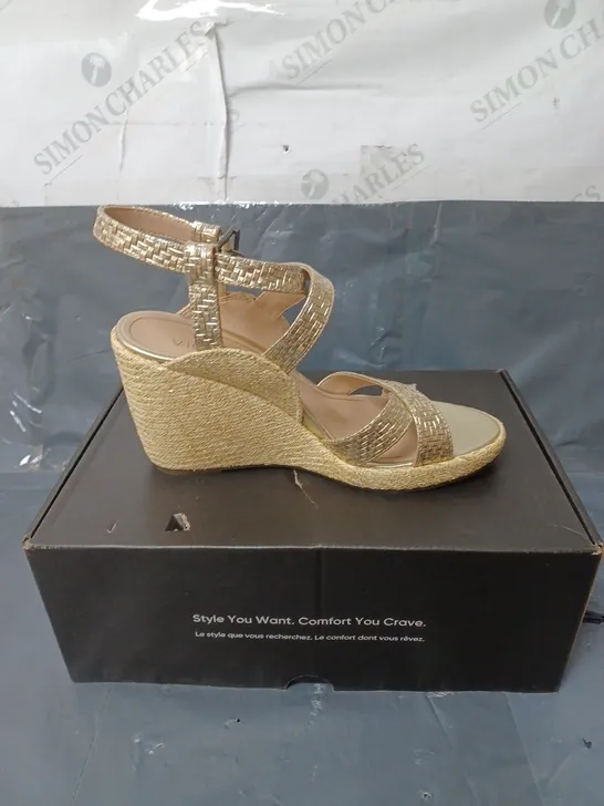 VIONIC WEDGE SANDALS GOLD SIZE 6