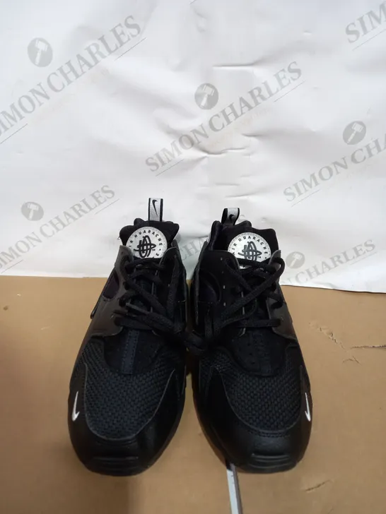 PAIR OF BOXED NIKE AIR HUARACHE IN BLACK SIZE 7