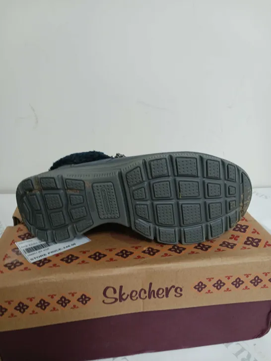 SKETCHERS EASY GOING BOOT IN TAN SIZE 5.5