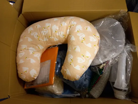 LOT OF APPROXIMATELY 18 ASSORTED HOUSEHOLD ITEMS TO INCLUDE FOOT WARMER IN GREY, SHOWER CURTAIN IN ORANGE, MIRACLE BABY NECK PILLOW IN PINK, ETC