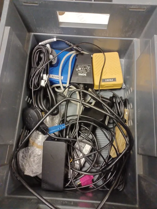 BOX TO CONTAIN APPROX. 10 X ASSORTED TECH PRODUCTS. INCLUDES PC COOLING FAN, CABLES ETC 