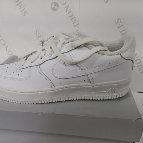 BOXED PAIR OF NIKE AIR FORCE 1 LE TRAINERS - WHITE - UK 5