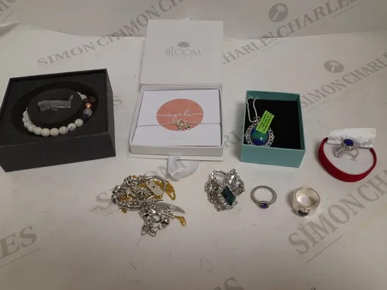 BOX OF ASSORTED LOOSE & BOXED JEWELLERY ITEMS TO INCLUDE BLOOM NECKLACE, BLUE STONE PENDANT RING, POCKET WATCH ETC