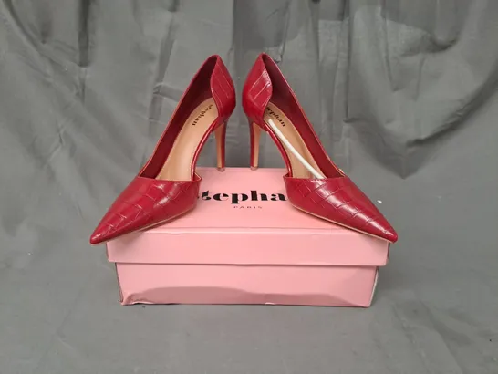 BOXED PAIR OF STEPHAN POINTED TOE HEELED SHOES IN RED EU SIZE 39