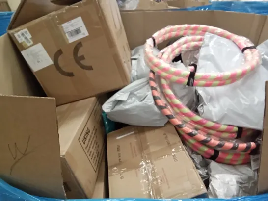 PALLET OF ASSORTED ITEMS INCLUDING SOFT CLOSE ANTI BACTERIAL TOILET SEAT, HULA HOOPS, CHRISTMAS WREATH, STEERING WHEEL COVER, WRAPPING PAPER, MESH BACK SUPPORT 