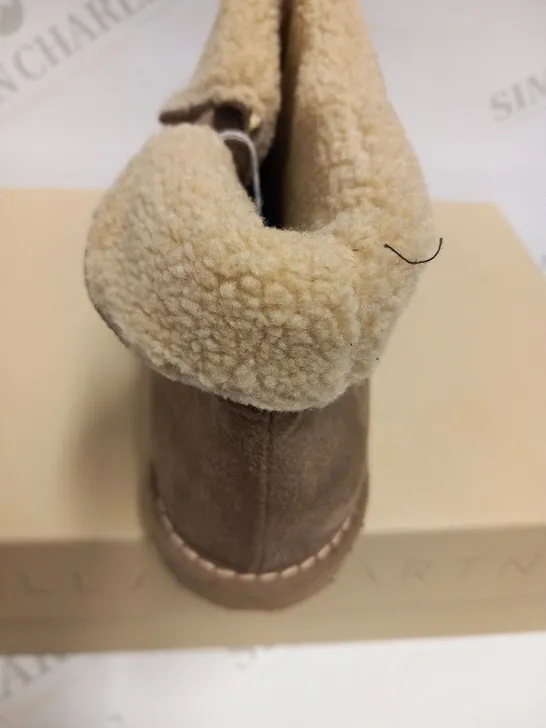 BOXED PAIR OF STELLA MCCARTNEY KICKAPOO LOW BOOT PEBBLE SIZE 38