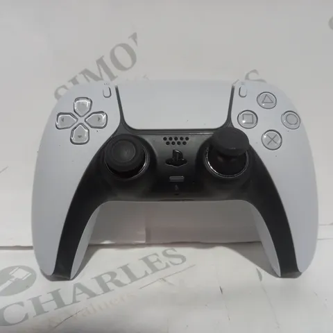 PLAYSTATION 5 CONTROLLER IN WHITE