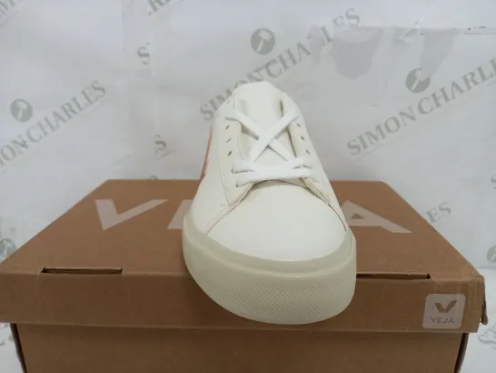 BOXED VELA COMPO CHROMEFREE LEATHER WHITE TRAINERS - UK 7 