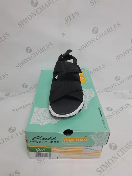 BOXED PAIR OF SKECHERS BIG LUG SANDALS IN BLACK SIZE 4