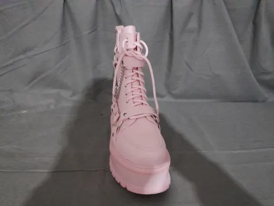 PAIR OF KOI BOOTS IN PINK SIZE 6