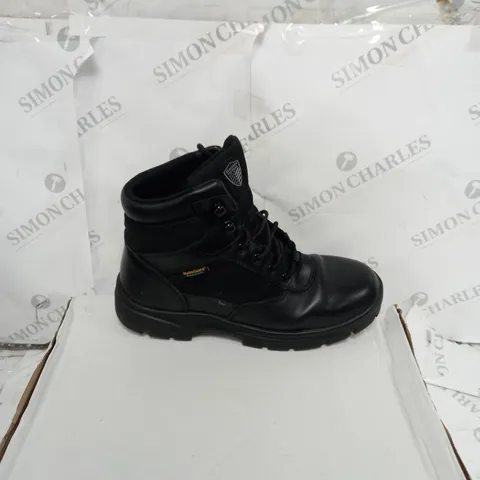 BOXED PAIR OF SKETCHERS WATERPROOF BOOTS BLACK SIZE 10 