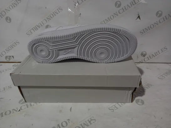 BOXED PAIR OF NIKE AIR FORCE 1 SHOES IN WHITE UK SIZE 9