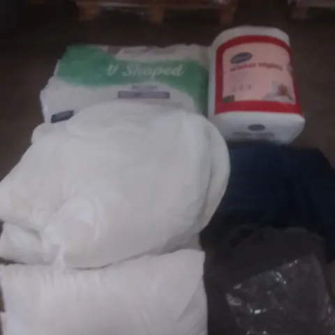 PALLET OF ASSORTED BEDDING ITEMS IN LARGE AMOUNT TO INCLUDE PILLOWS, WEIGHTED BLANKETS, AND DUVETS ETC.