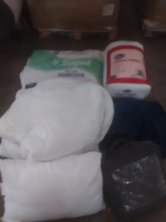 PALLET OF ASSORTED BEDDING ITEMS IN LARGE AMOUNT TO INCLUDE PILLOWS, WEIGHTED BLANKETS, AND DUVETS ETC.