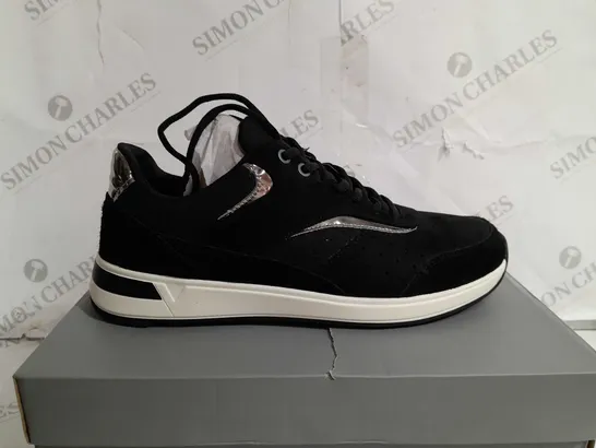 BOXED VIONIC NOVA TRAINER IN BLACK - SIZE 9