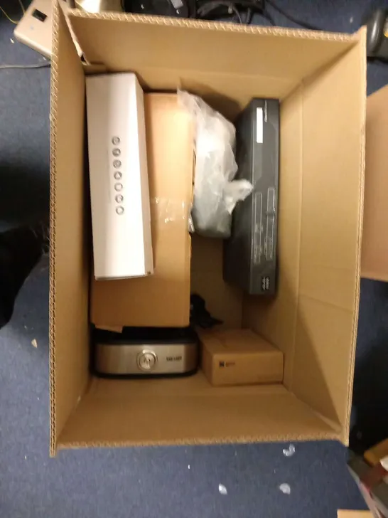 BOX OF APPROXIMATELY 10 ASSORTED ELECTRICALS TO INCLUDE; ALUSS LED CEILING LIGHT, KEYBOARDS AND BUSH RADIO