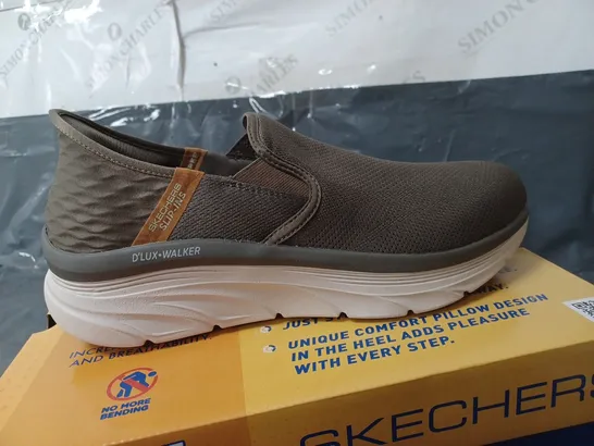 BOXED PAIR OF SKECHERS D'LUX WALKER SLIP-INS - LIGHT BROWN - SIZE 10 UK