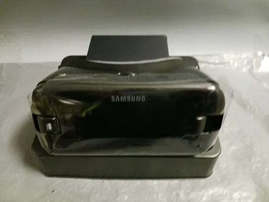 BOXED SAMSUNG GEAR VR WITH CONTROLLER