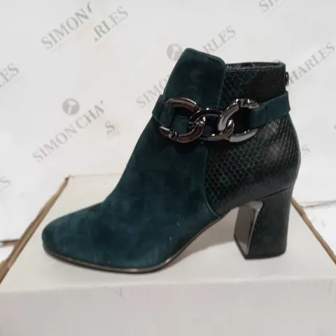 PAIR OF MODA IN PELLE LORI GREEN SUEDE BOOTS SIZED 6