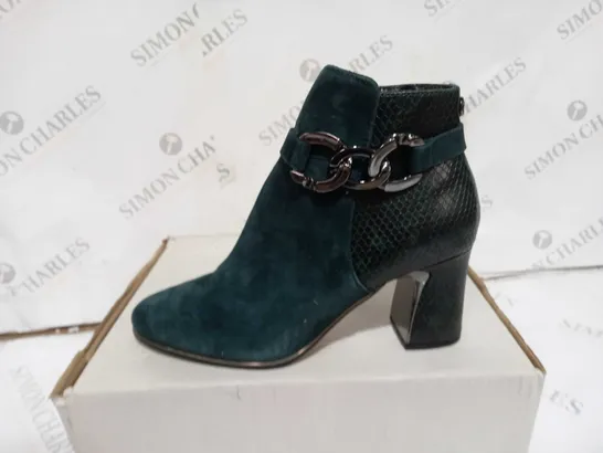 PAIR OF MODA IN PELLE LORI GREEN SUEDE BOOTS SIZED 6