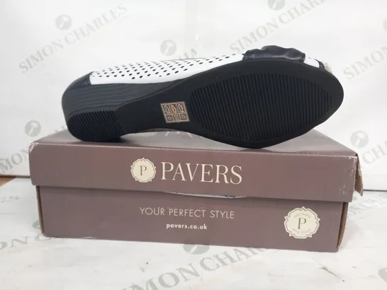 BOXED PAIR OF PAVERS WEDGE HEEL SLIP-ON SHOES IN WHITE/NAVY EU SIZE 40