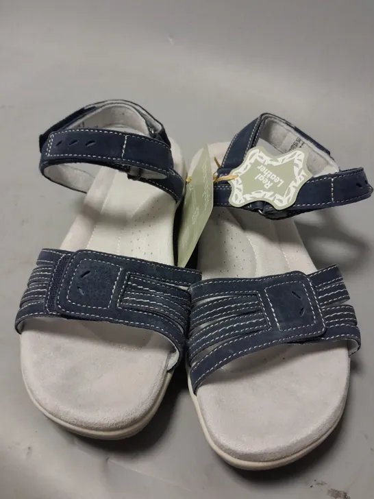 FREE SPIRIT SANDLES IN BLUE SIZE 6 