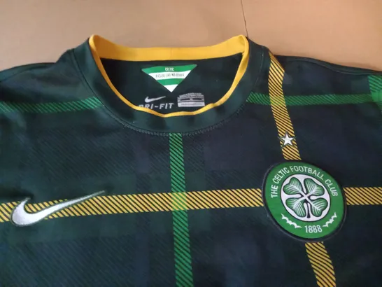 CELTIC FOOTBALL CLUB FOOTBALL SHIRT - M