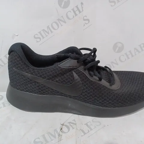 NIKE BLACK TRAINERS - UK 9