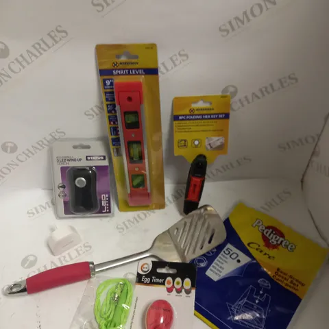 BOX OF APPROXIMATELY 15 ASSORTED HOUSEHOLD ITEMS TO INCLUDE MARKSMAN SPIRIT LEVEL, ANKER USB PLUG, WIND UP LED TORCH ETC 