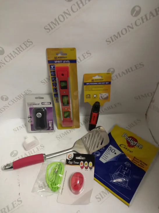 BOX OF APPROXIMATELY 15 ASSORTED HOUSEHOLD ITEMS TO INCLUDE MARKSMAN SPIRIT LEVEL, ANKER USB PLUG, WIND UP LED TORCH ETC 