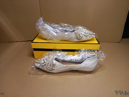 BOXED PAIR OF DESIGNER IVORY PEARL DETAILED PUMPS - SIZE 5