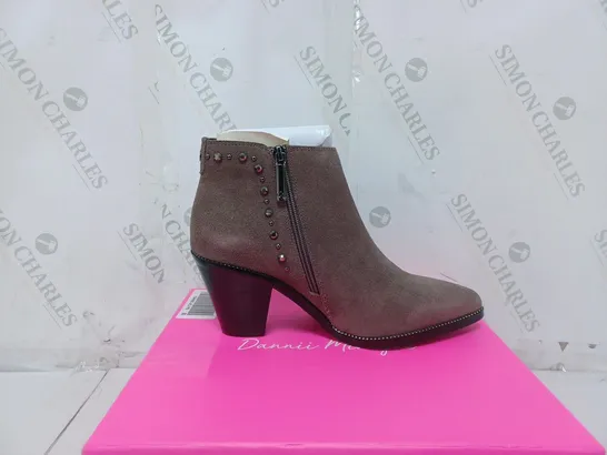 BOXED PAIR OF DANNII MINOGUE WESTERN ANKLE BOOTS IN TAUPE SUEDE SIZE 6