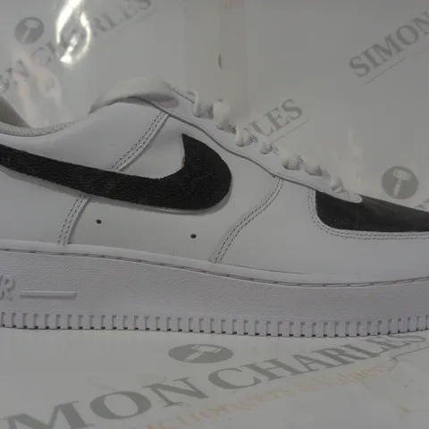 BOXED PAIR OF NIKE AIR FORCE 1 SHOES IN WHITE/BLACK UK SIZE 8.5
