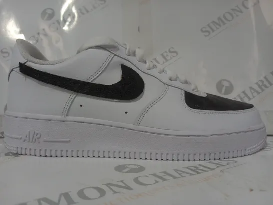 BOXED PAIR OF NIKE AIR FORCE 1 SHOES IN WHITE/BLACK UK SIZE 8.5