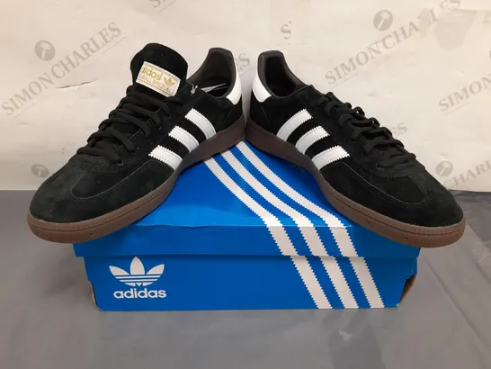 BOXED PAIR OF ADIDAS HANDBALL SPEZIAL SHOES IN BLACK/WHITE UK SIZE 9