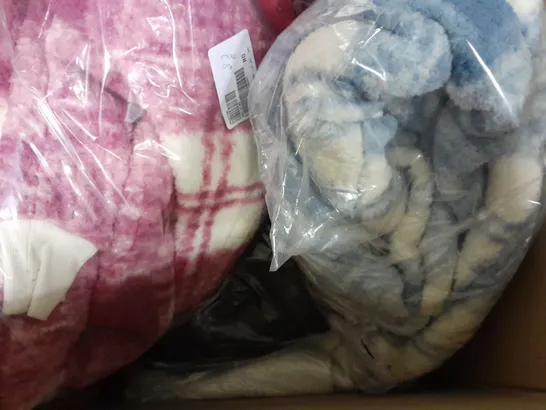 BOX OF APPROXIMATELY 10 CLOTHING ITEMS TO JUMPER TOPS AND JACKETS 