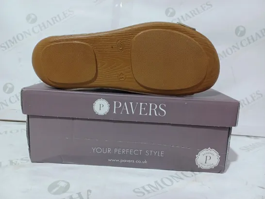 BOXED PAIR OF PAVERS OPEN TOE LOW WEDGE SANDALS IN METALLIC GOLD COLOUR EU SIZE 41