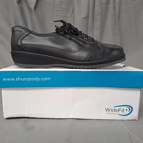 BOXED PAIR OF WIDEFIT + SHUROPODY SHOES IN BLACK UK SIZE 7