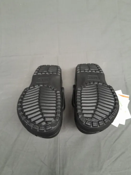 UNBOXED PAIR OF CROCS REVIVA BLACK SIZE M5