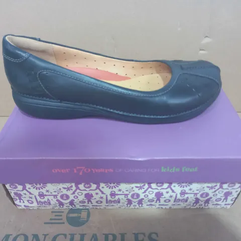 BOXED PAIR OF CLARKS UNSTRUCTURED SLIP ON SHOES IN BLACK SIZE UNSPECIFIED