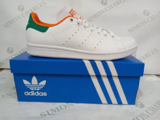 BOXED PAIR OF ADIDAS STAN SMITH OG SHOES IN WHITE/ORANGE/GREEN UK SIZE 6