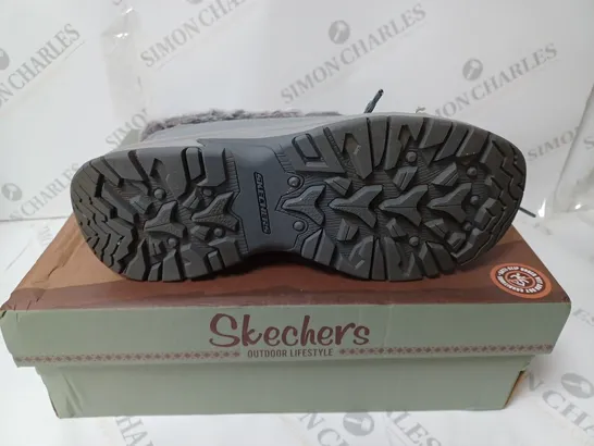 BOXED PAIR OF SKECHERS TREGO BOOTS GREY - SIZE 8