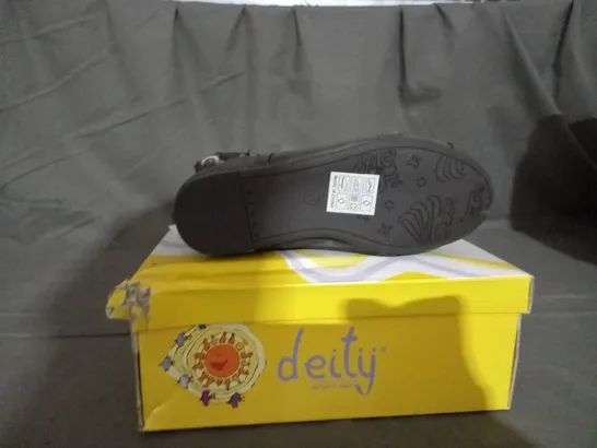 APPROXIMATELY 8 BOXED PAIR OF DEITY JUNIOR KIDS SHOES IN VARIOUS SIZES TO INCLUDE SIZE 33EU