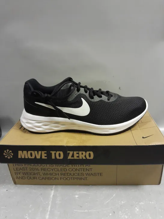 BOXED PAIR OF NIKE REVOLUTION 6 BLACK/WHITE RUNNING TRAINERS - 9.5