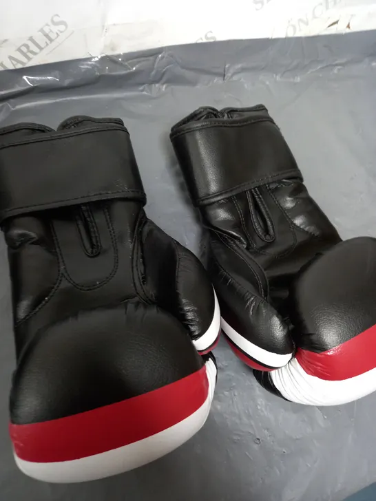 SPARTA 6OZ BOXING GLOVES IN BLACK & RED