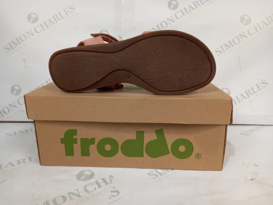 BOXED PAIR OF FRODDO OPEN TOE SANDALS IN PINK W. FLOWER DETAIL EU SIZE 35