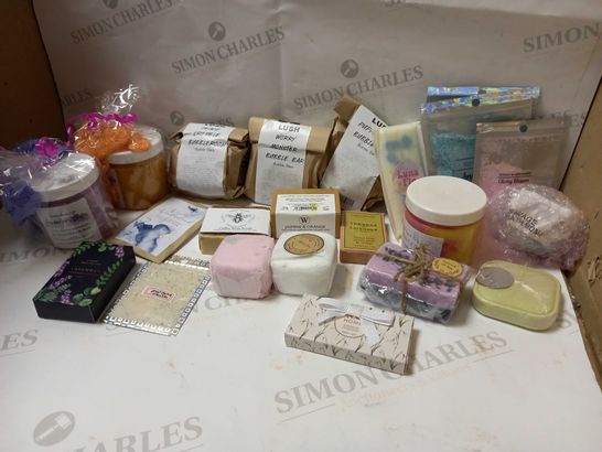 LOT OF APPROX 20 ASSORTED BATHROOM PRODUCTS TO INCLUDE BATH BOMB, LAVENDER SOAP BAR, SNOWDROP SOAP BAR, ETC