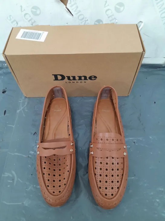 BOXED PAIR OF DUNE LONDON TAN LEATHER LASER CUT LOAFER IN SIZE 6 