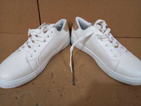 BOXED PAIR OF DESIGNER SHOES IN WHITE/SPARKLE EFFECT EU SIZE 40