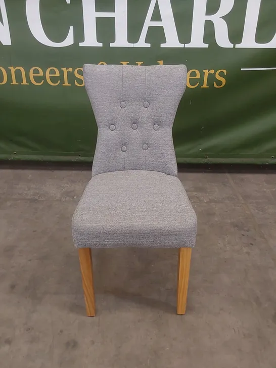 DESIGNER GREY FABRIC BUTTON BACK DINING CHAIR WITH OAK LEGS